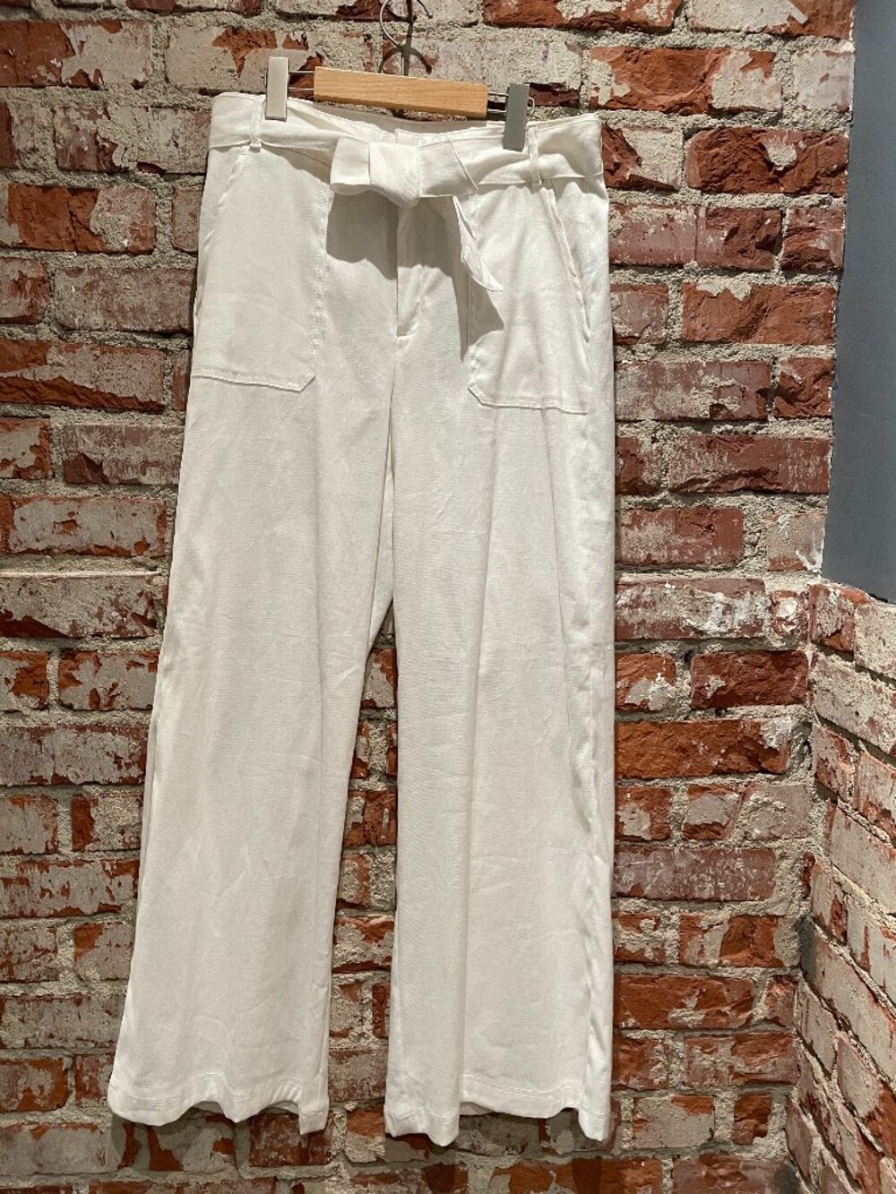 BANANA REPUBLIC Cream Twill Wide-ish leg pant with Self Belt - Size 10